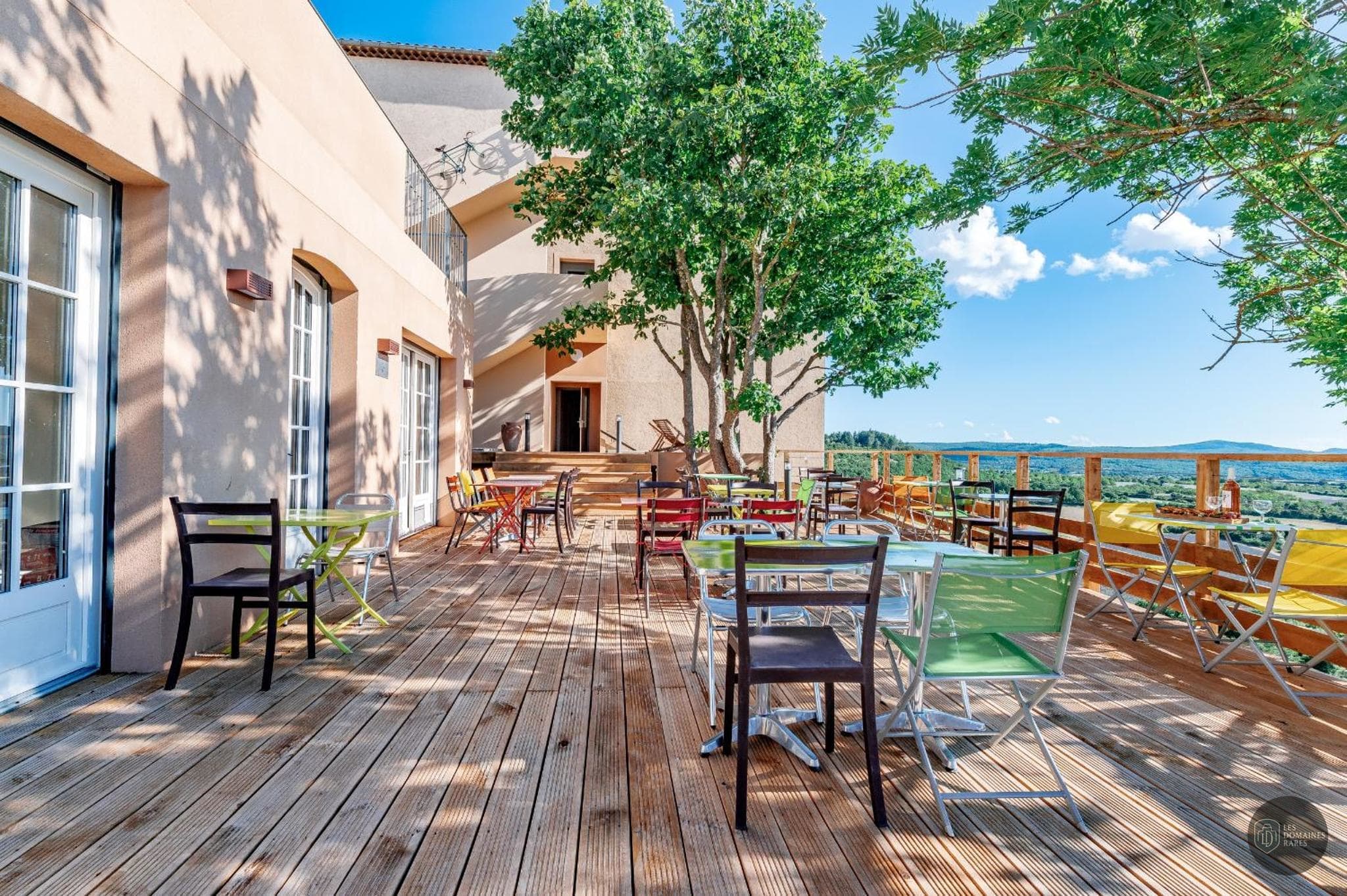 Vue extérieure de l'hôtel Le Nesk en Provence-Alpes-Côte d'Azur