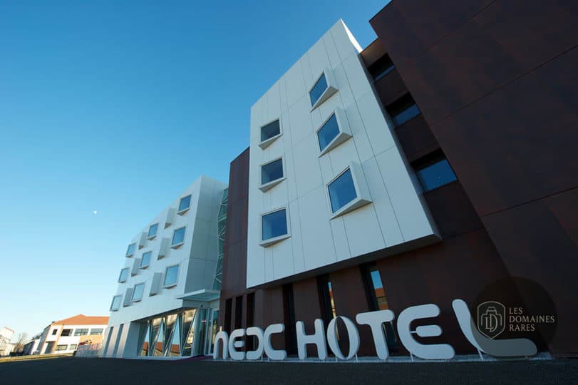 Vue extérieure de l'hôtel Le Nexhotel à Tarbes en Occitanie