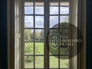 Vue sur le jardin depuis la fenêtre