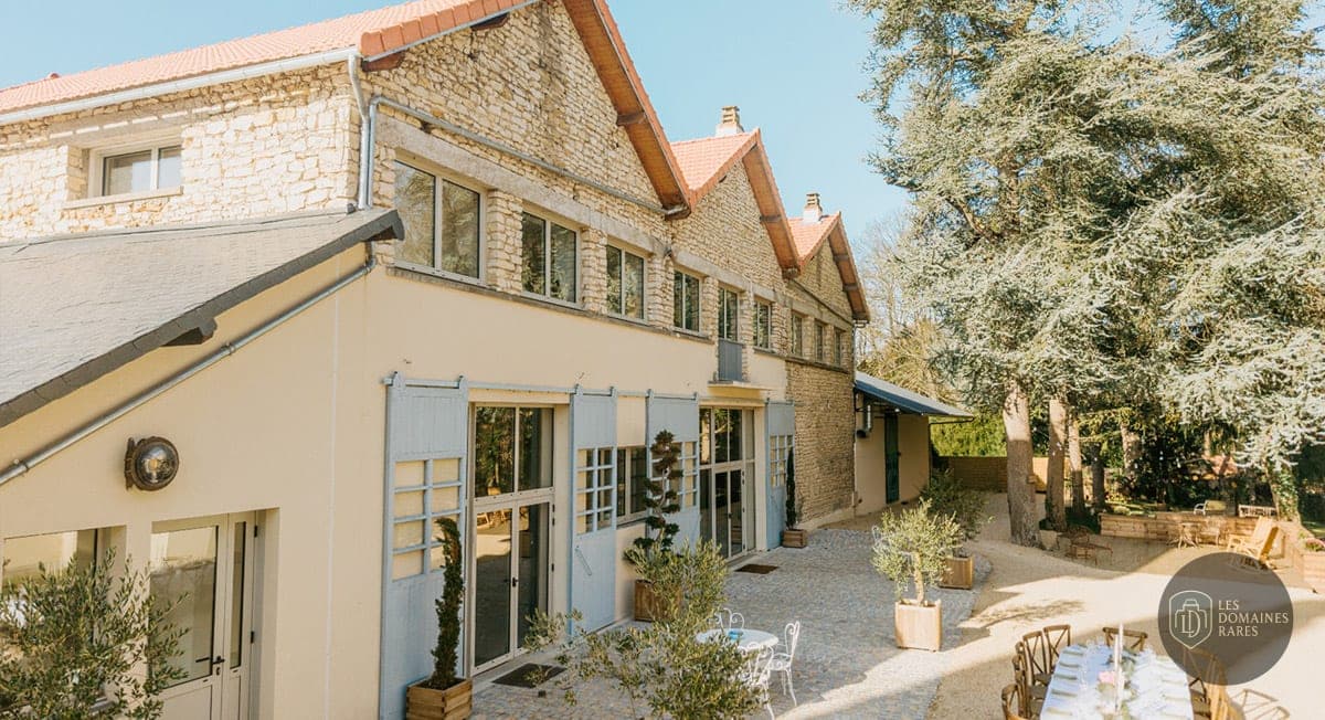 Façade du bâtiment et terrasse