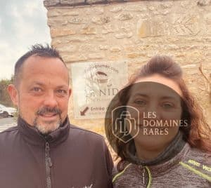 Couple devant le panneau d'entrée