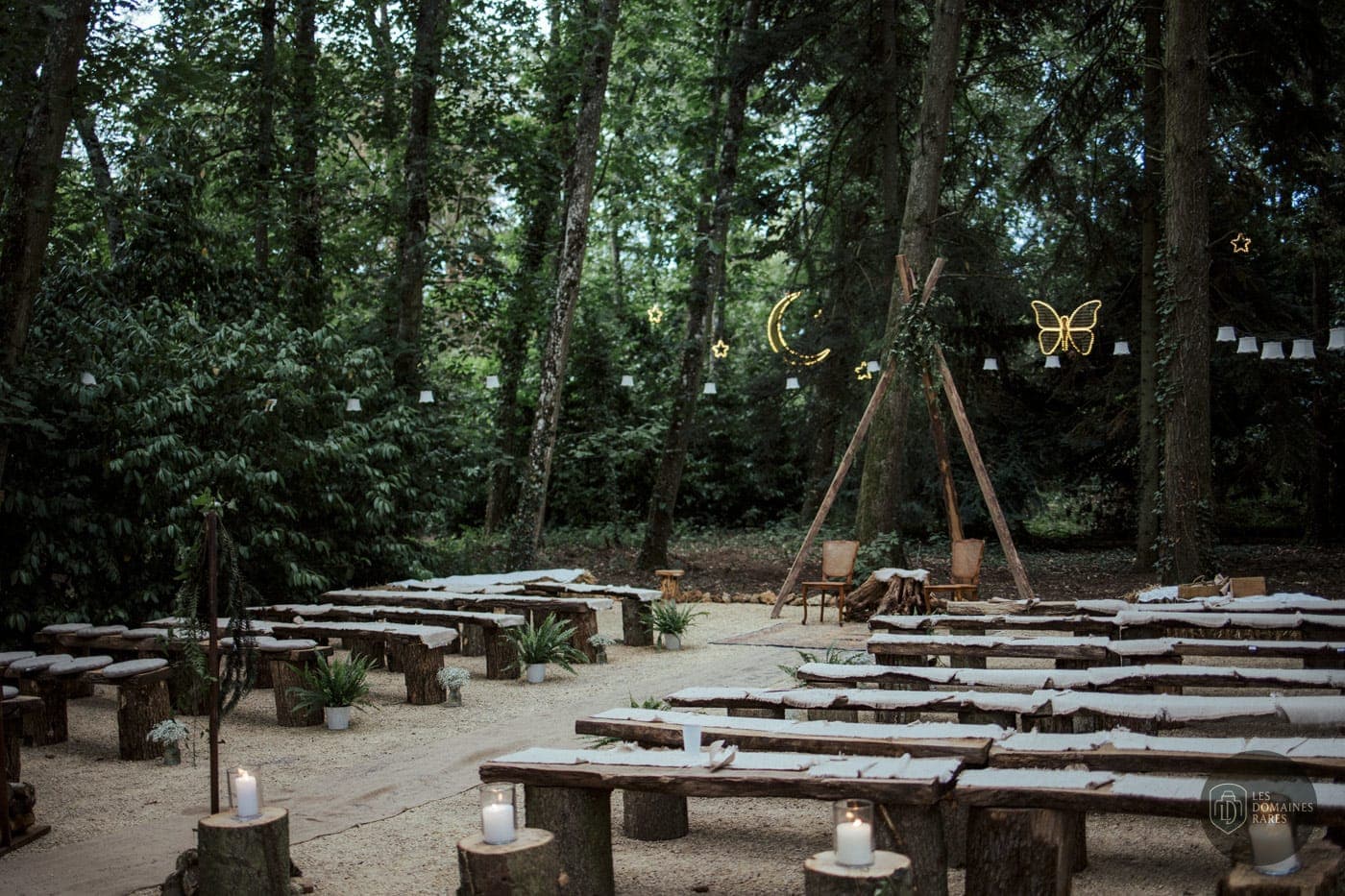 Aménagement extérieur pour événements dans la forêt