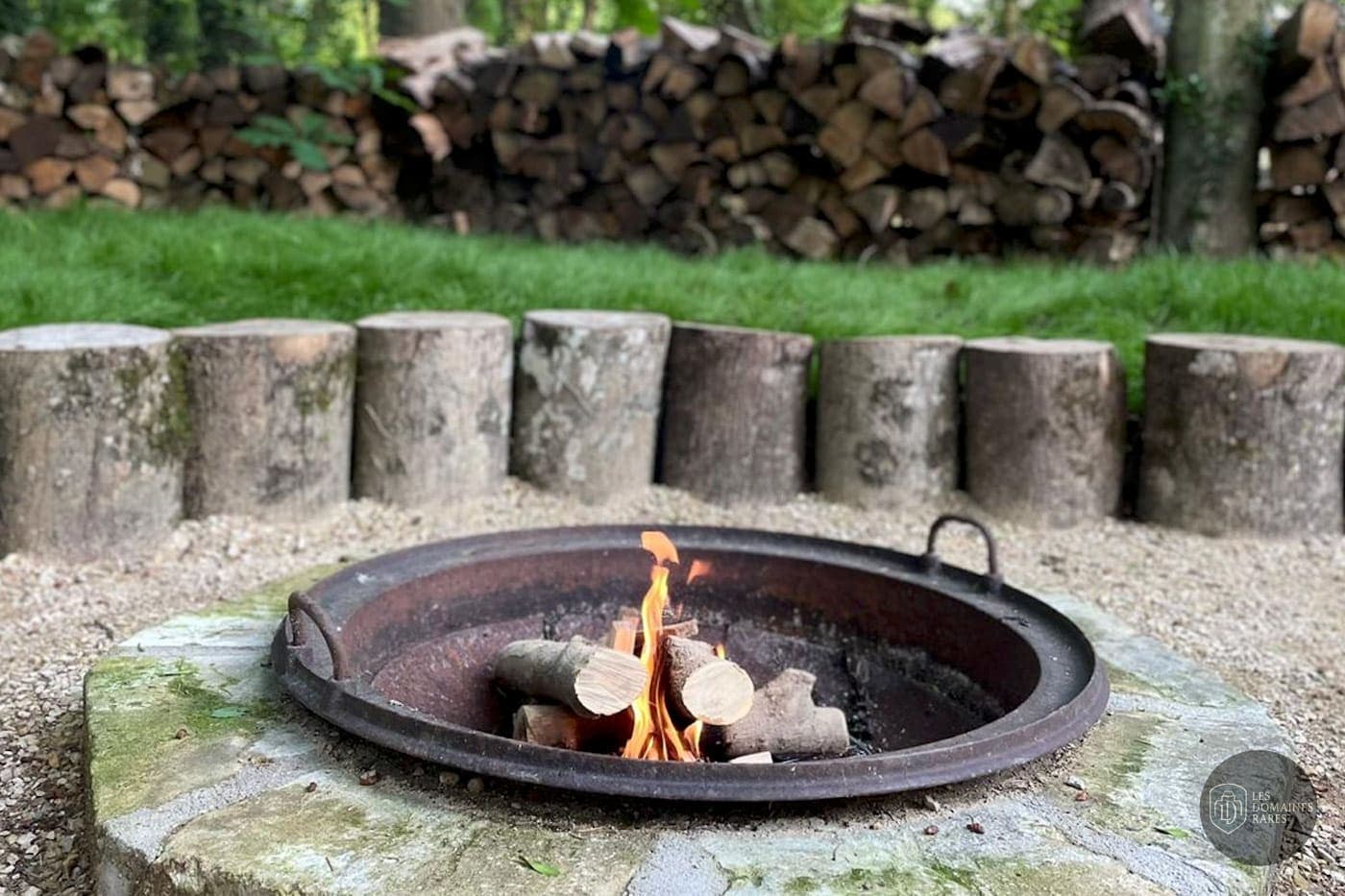 Coin feu extérieur avec sièges en bois