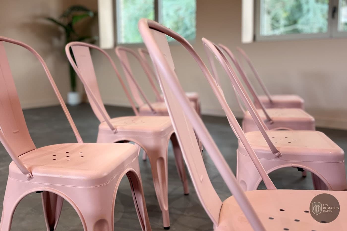 Chaises roses dans une salle