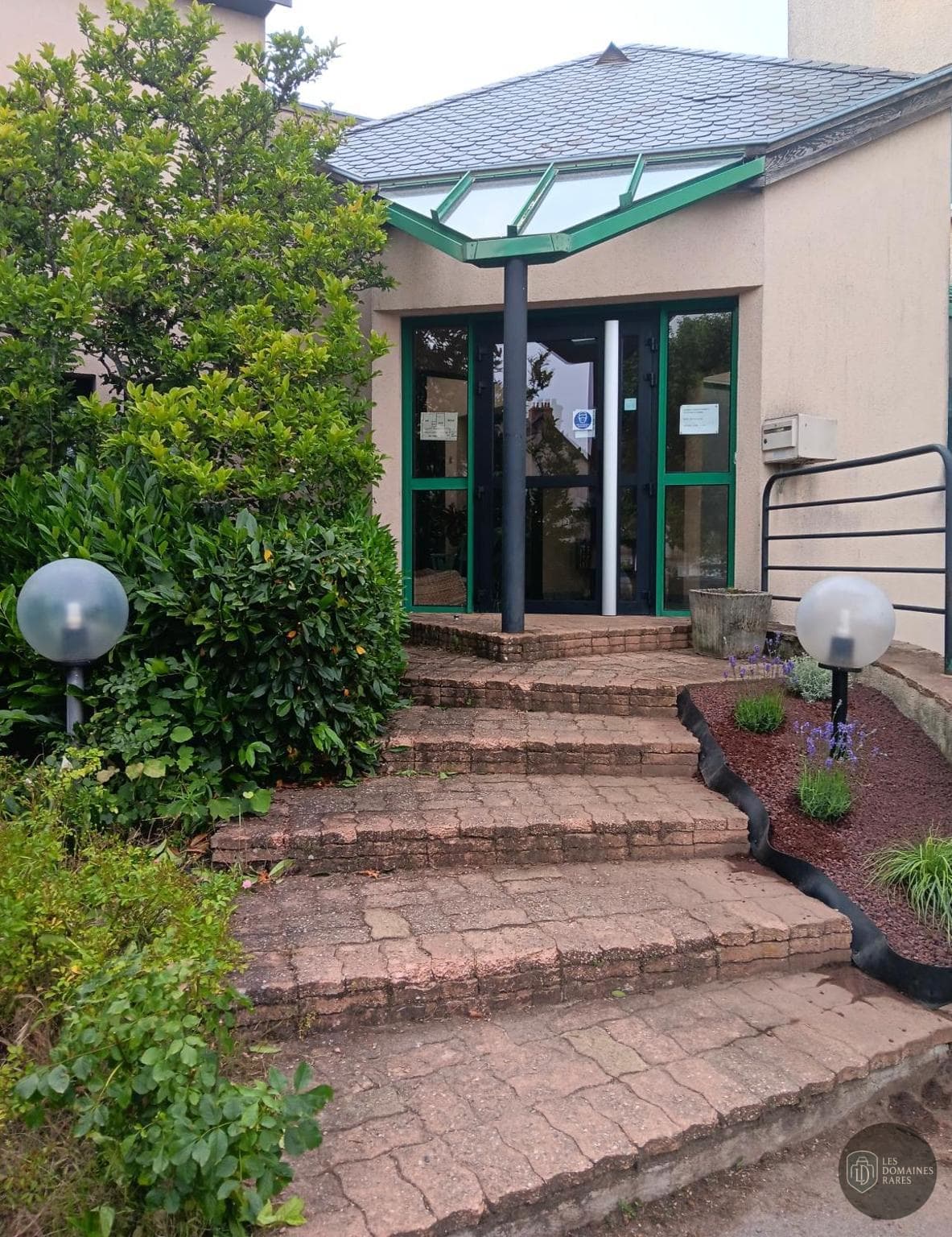 Vue extérieure de l'hôtel Le Palous à Baraqueville en Occitanie