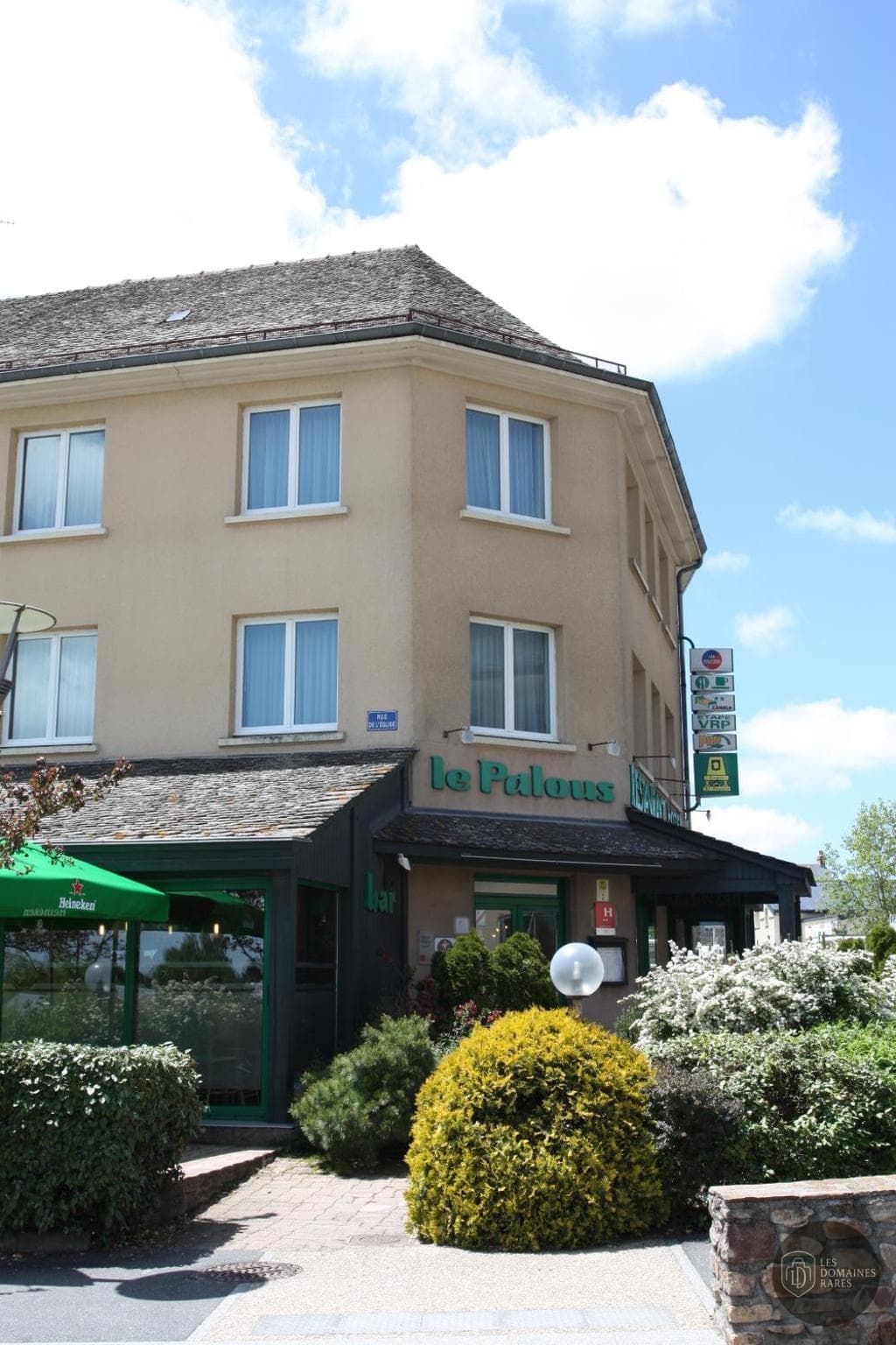 Vue extérieure de l'hôtel Le Palous à Baraqueville en Occitanie