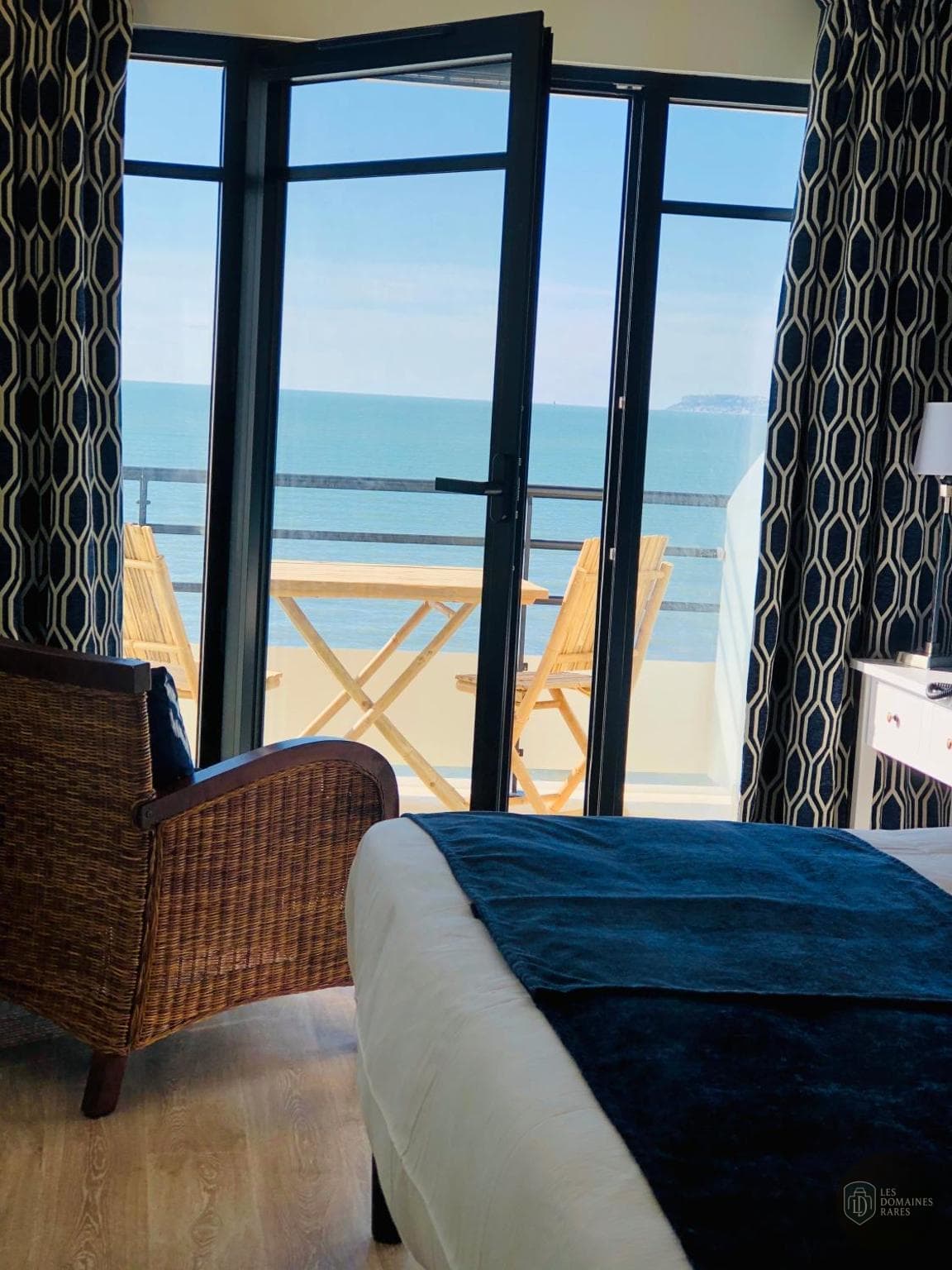 Vue extérieure de l'hôtel Le Paquebot à Villerville en Normandie