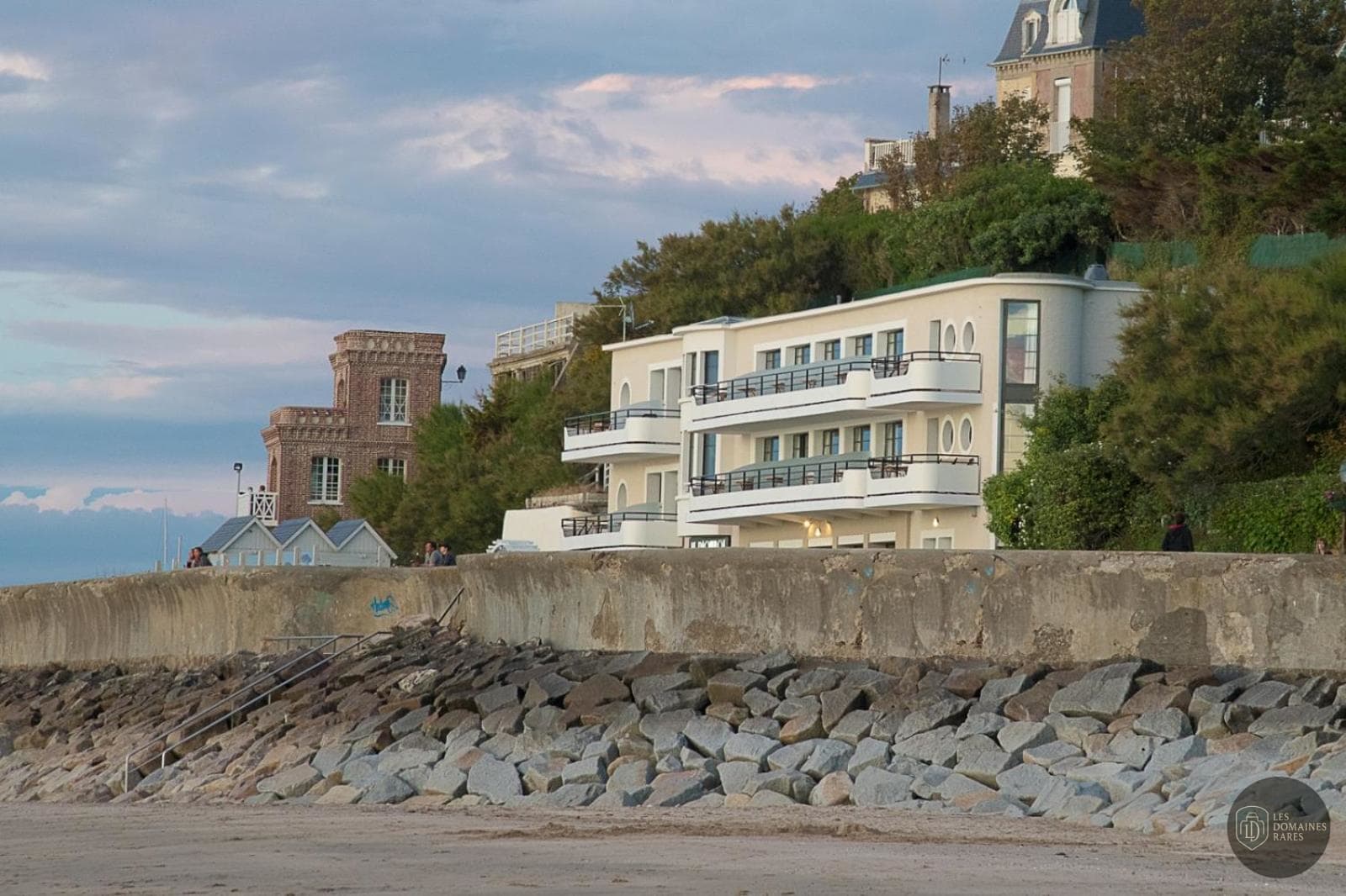 Vue extérieure de l'hôtel Le Paquebot à Villerville en Normandie