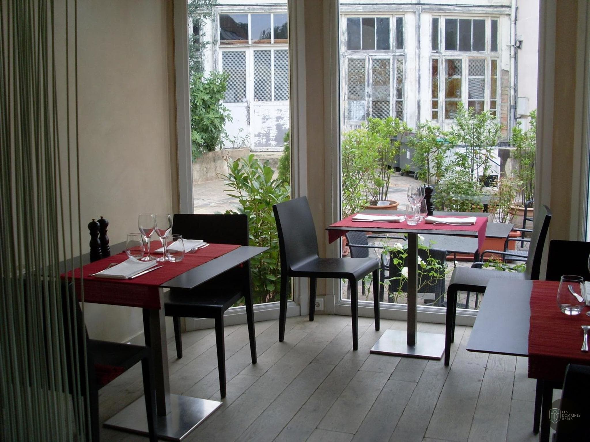 Vue extérieure de l'hôtel Le Parc Hôtel à Le en Île-de-France