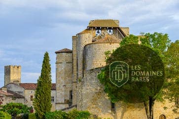 Vue extérieure de l'hôtel Le Pardaillan à Gondrin en Occitanie