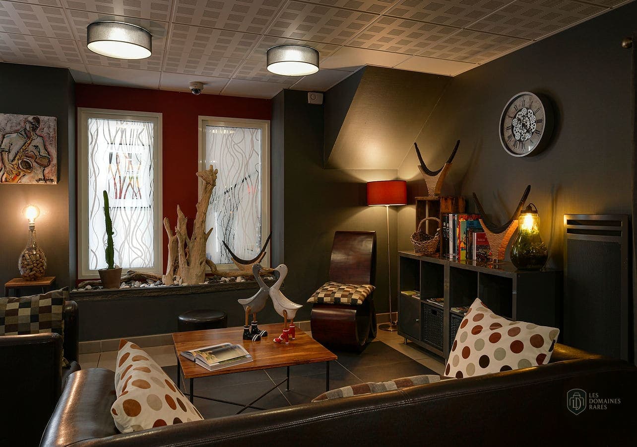 Espace intérieur de l'hôtel Le Pardaillan à Gondrin en Occitanie