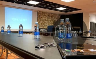 Salle de réunion 1 de l'hôtel Le Pardaillan à Gondrin en Occitanie