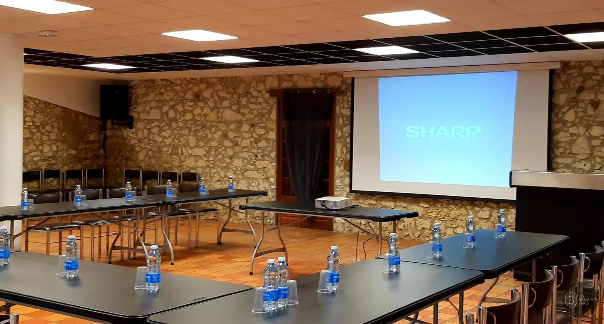 Salle de réunion 2 de l'hôtel Le Pardaillan à Gondrin en Occitanie