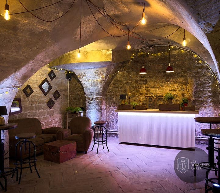 Bar avec mobilier et lumières tamisées