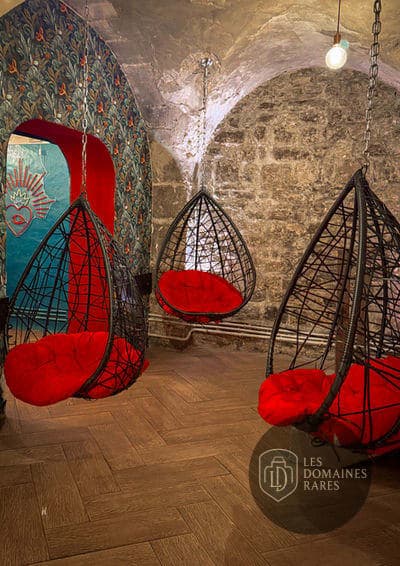 Coin détente avec fauteuils suspendus