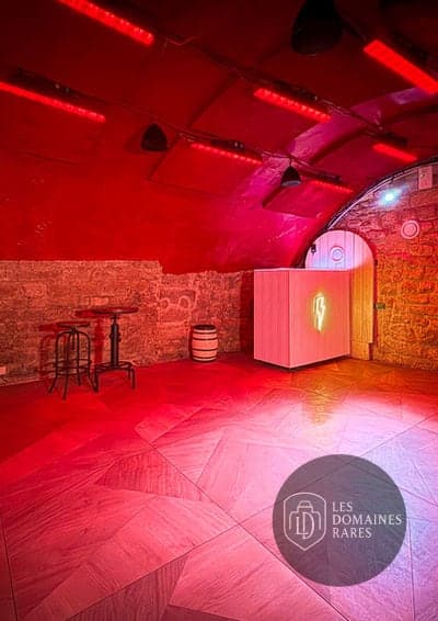 Espace bar et accueil éclairage rouge