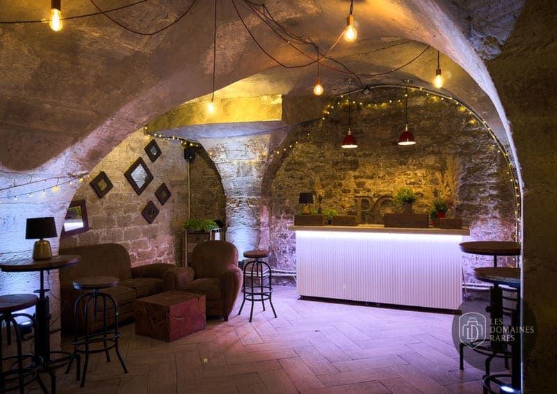 Salon détente bar et chaises hautes