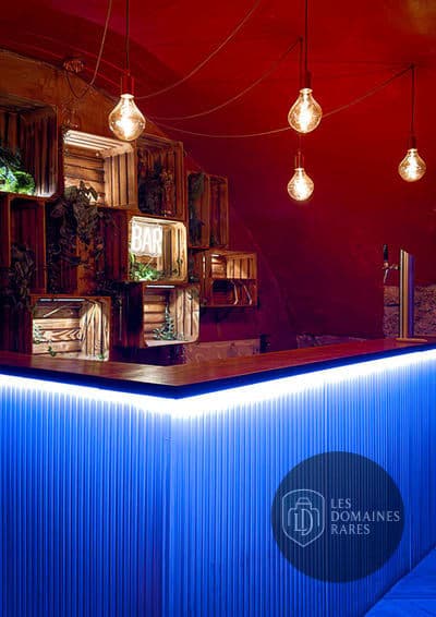 Bar avec enseigne lumineuse