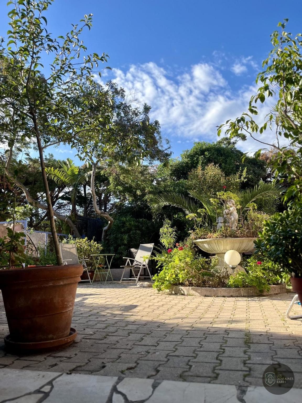 Vue extérieure du lieu Le Patio à Poitiers en Nouvelle-Aquitaine