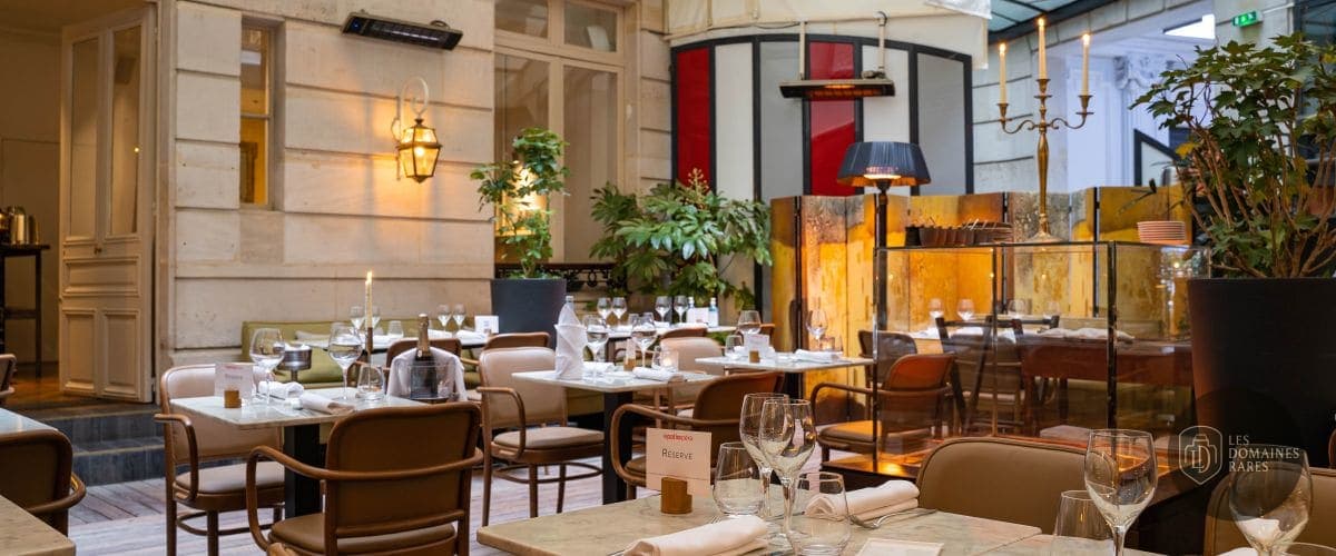 Salle de restaurant avec tables dressées