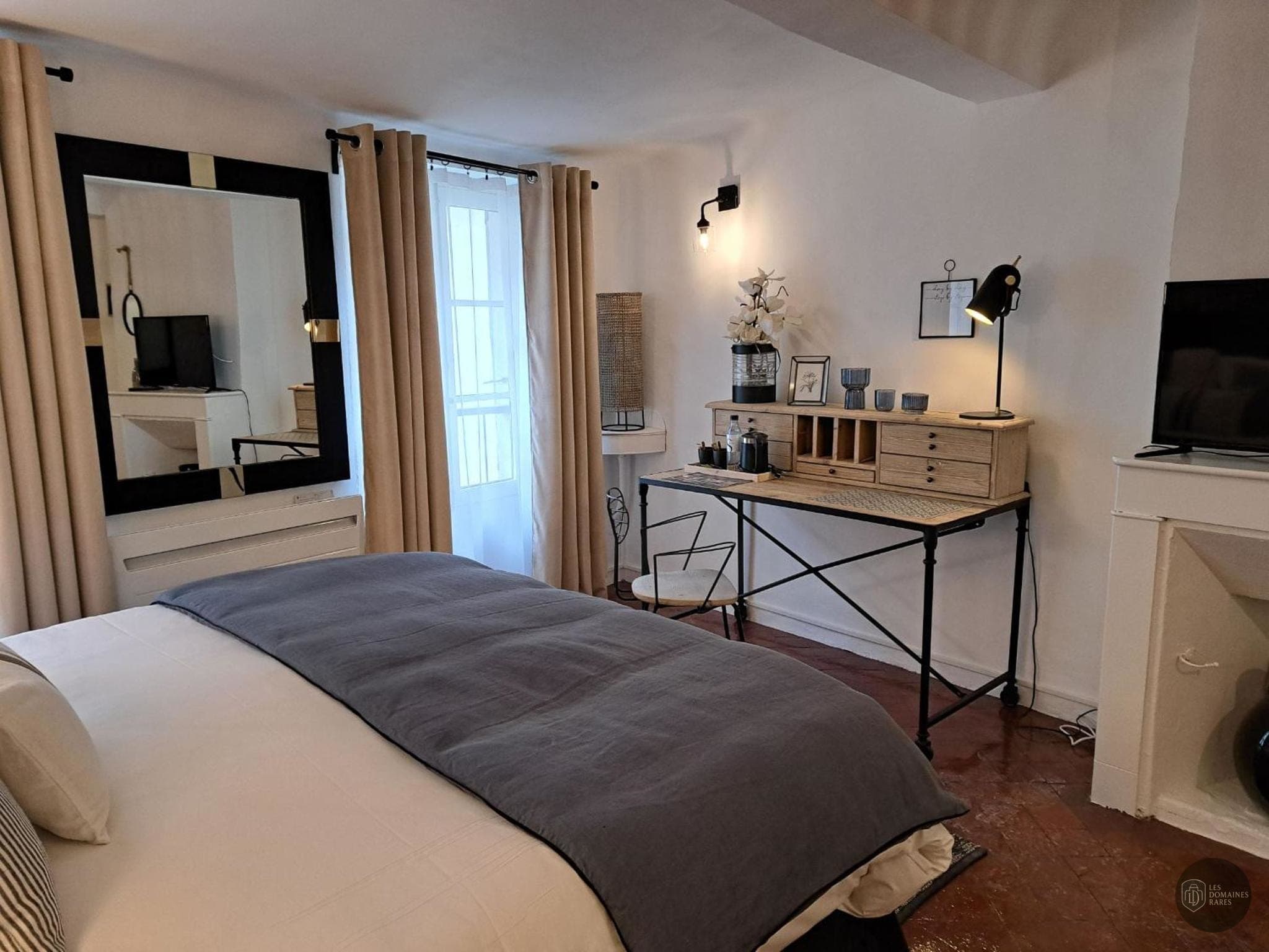 Vue extérieure de l'hôtel Le Patio de Sophie à Sisteron en Provence-Alpes-Côte d'Azur