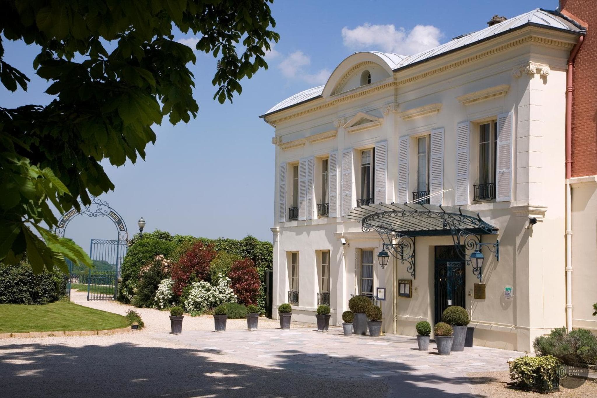 Vue extérieure du lieu Le Pavillon Henri IV en Île-de-France