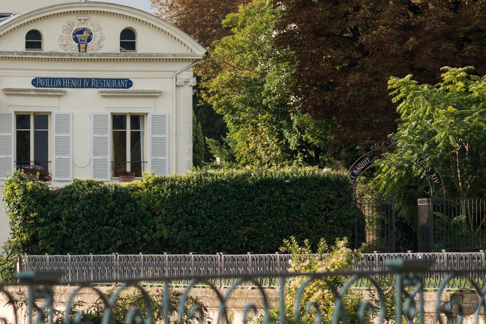 Vue extérieure du lieu Le Pavillon Henri IV en Île-de-France