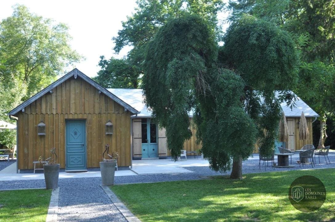 Vue du moulin Le Pavillon du Lac à Paris en Île-de-France