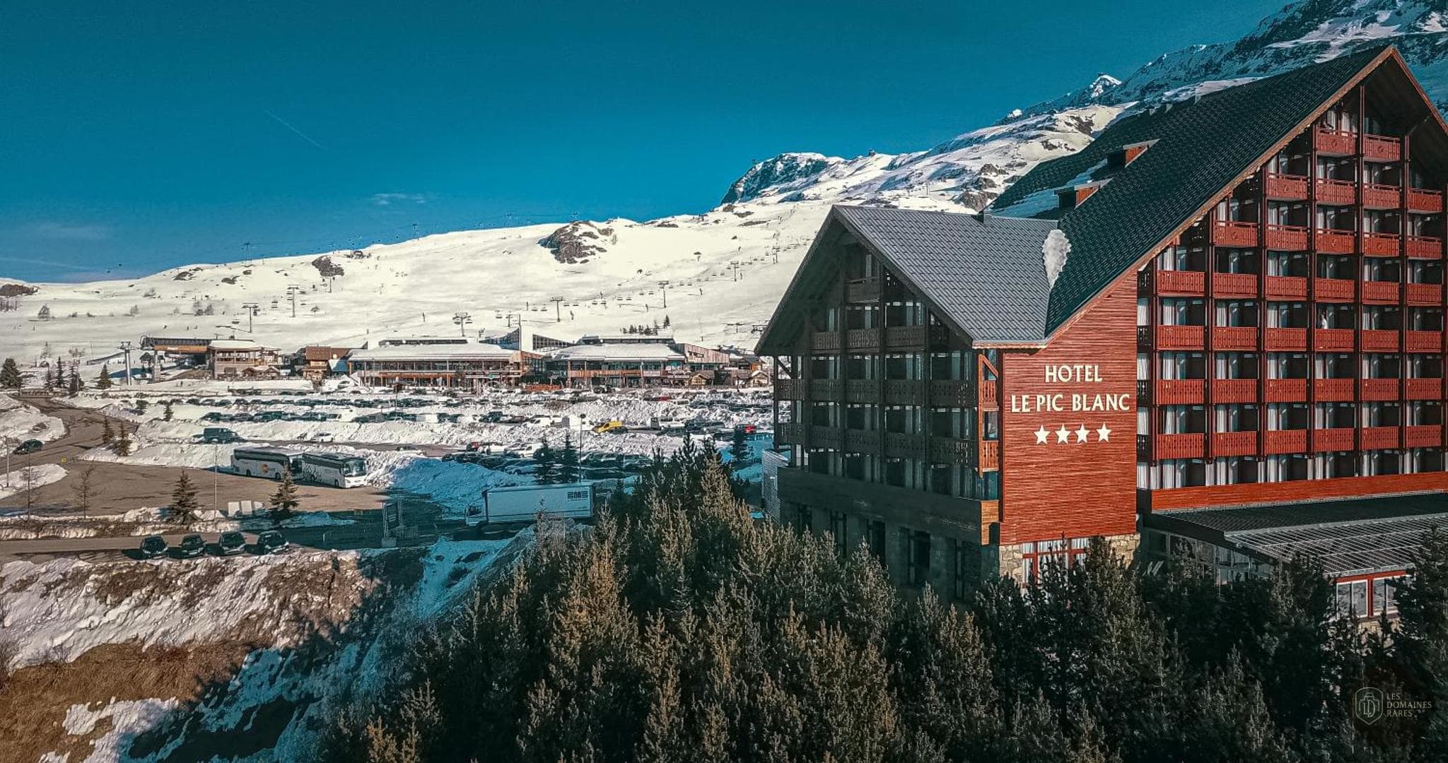 Vue extérieure de l'hôtel Le Pic Blanc à Alpe en Auvergne-Rhône-Alpes