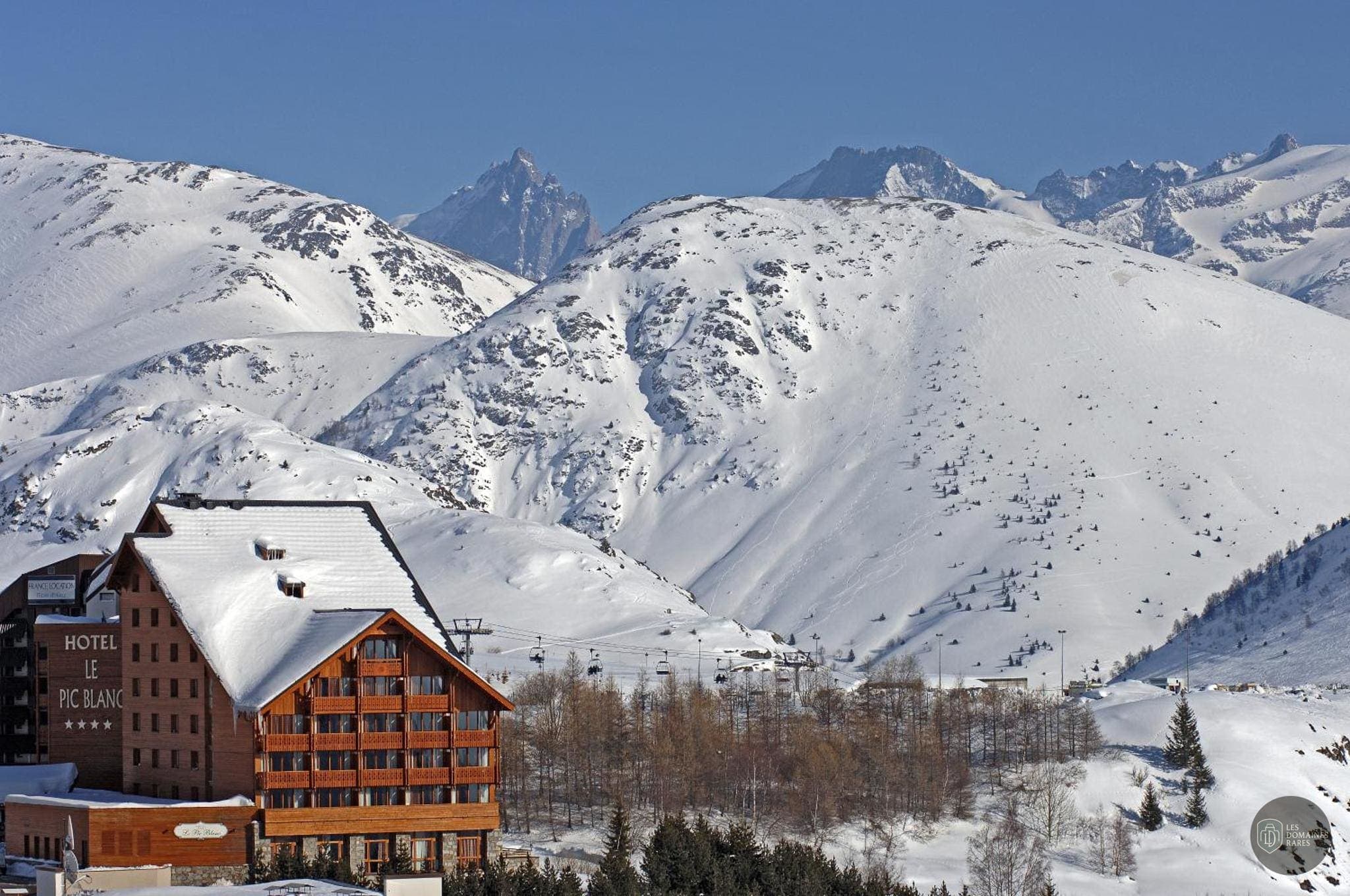 Vue extérieure de l'hôtel Le Pic Blanc à Alpe en Auvergne-Rhône-Alpes