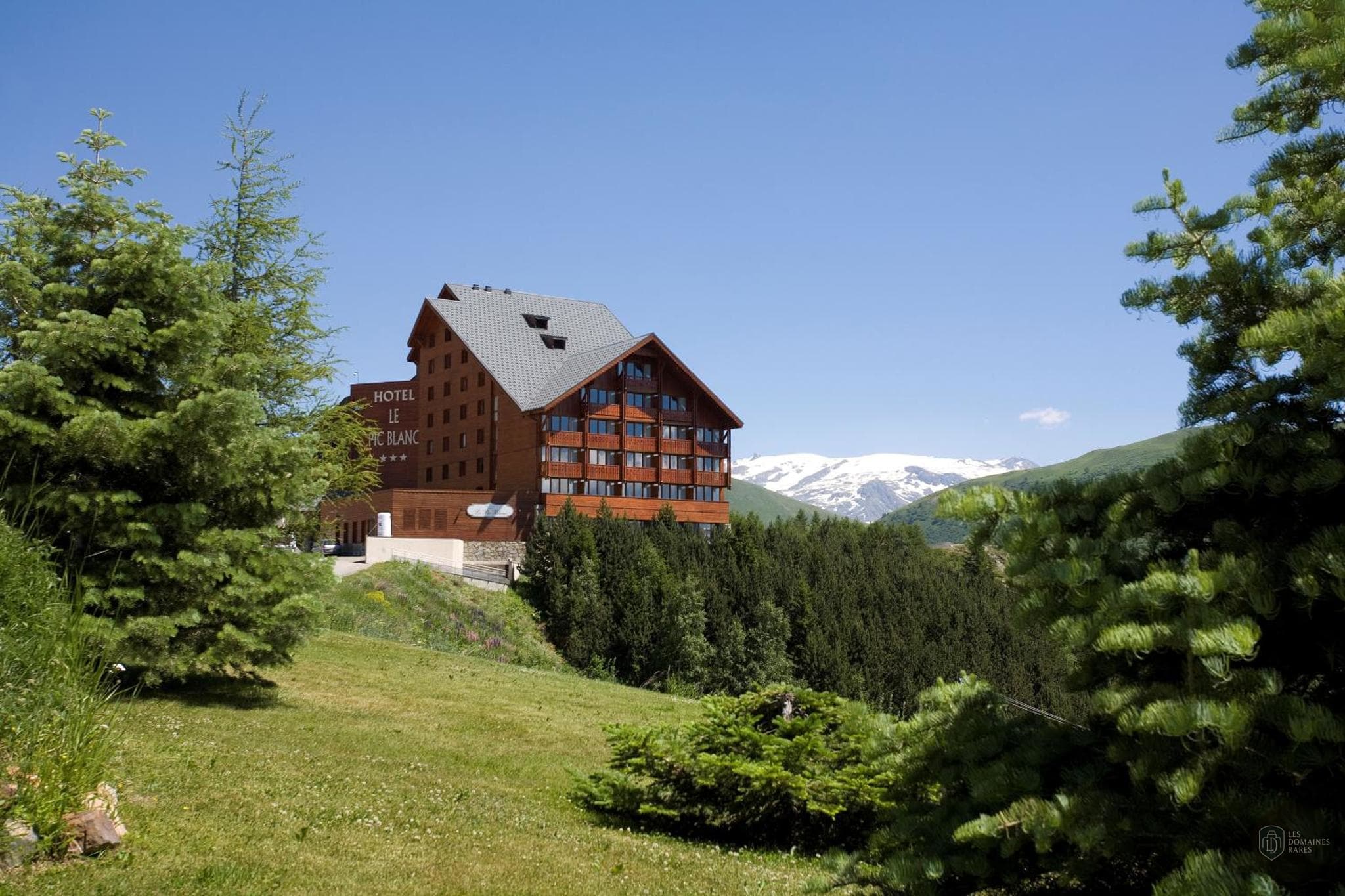 Vue extérieure de l'hôtel Le Pic Blanc à Alpe en Auvergne-Rhône-Alpes