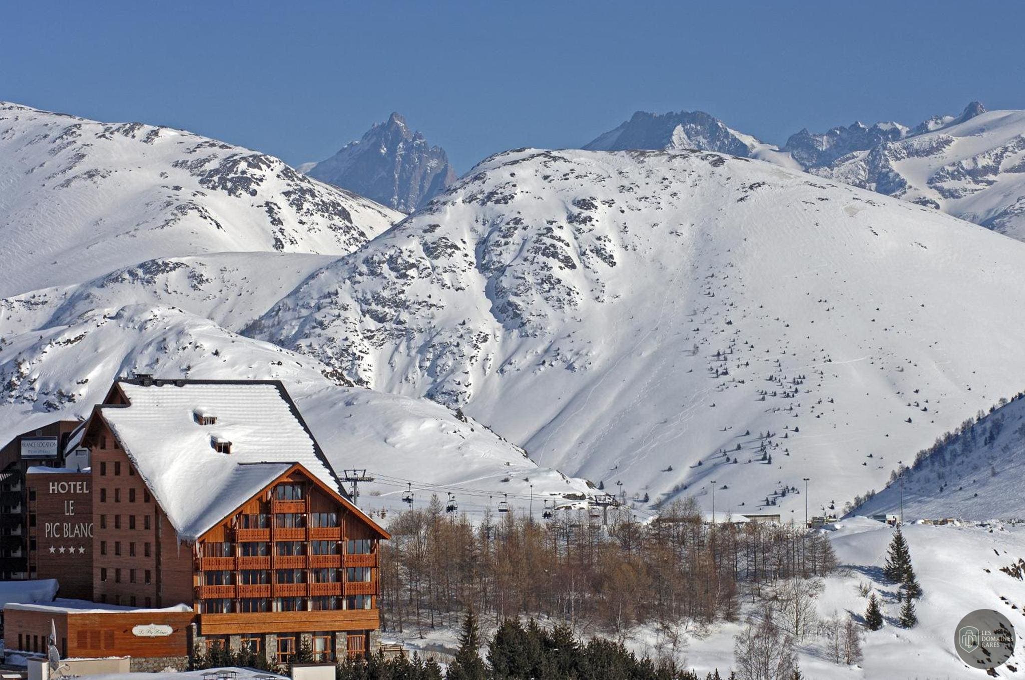 Vue extérieure de l'hôtel Le Pic Blanc à Alpe en Auvergne-Rhône-Alpes