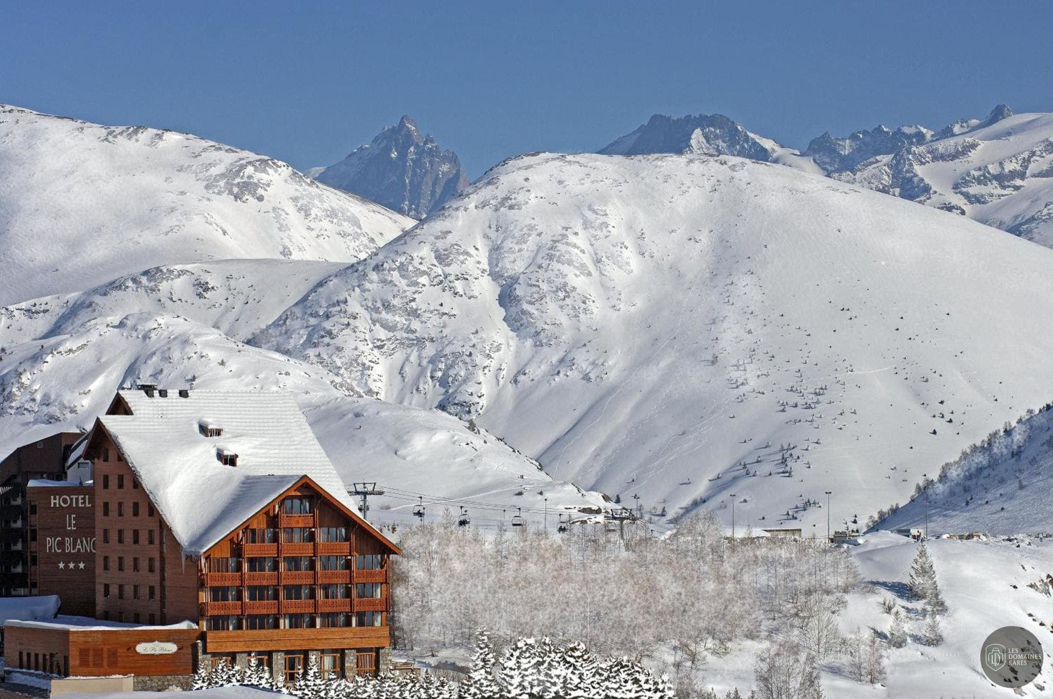Vue extérieure de l'hôtel Le Pic Blanc à Alpe en Auvergne-Rhône-Alpes