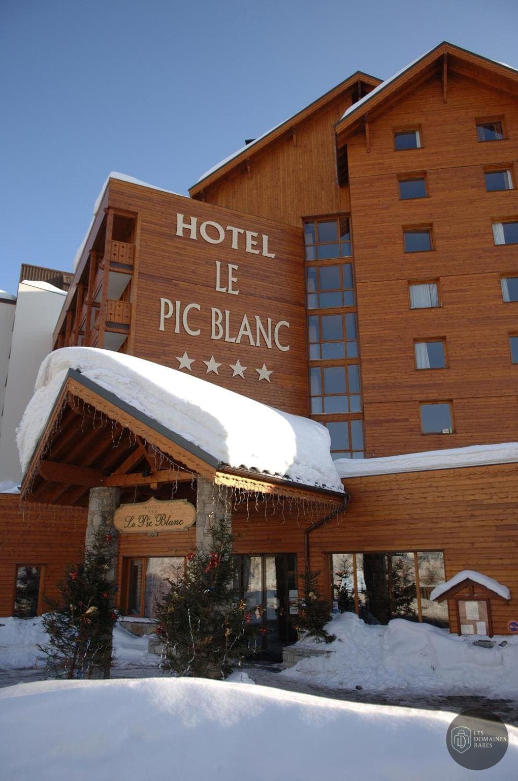 Vue extérieure de l'hôtel Le Pic Blanc à Alpe en Auvergne-Rhône-Alpes