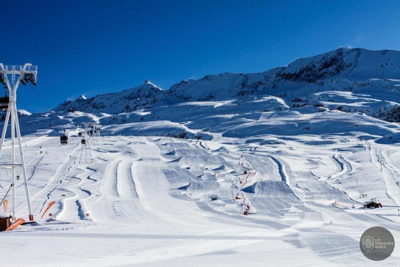 Vue extérieure de l'hôtel Le Pic Blanc à Alpe en Auvergne-Rhône-Alpes
