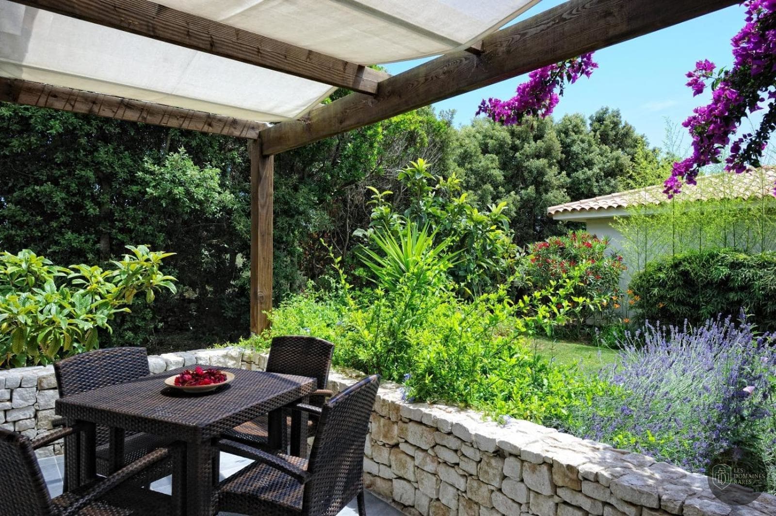 Vue extérieure de l'hôtel Le Poisson Rouge à Frontignan en Occitanie