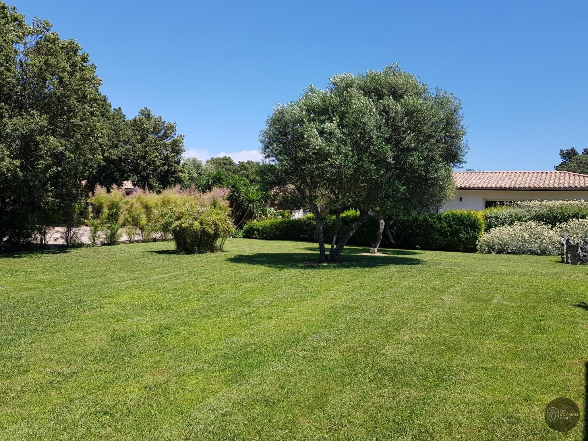 Vue extérieure de l'hôtel Le Poisson Rouge à Frontignan en Occitanie