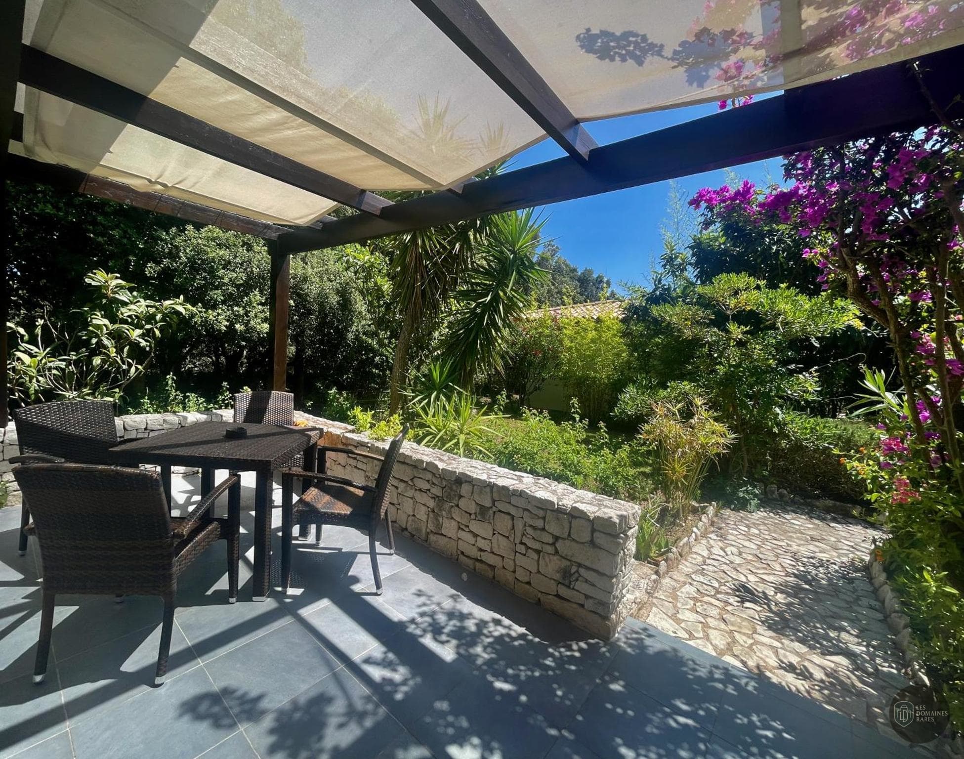 Vue extérieure de l'hôtel Le Poisson Rouge à Frontignan en Occitanie