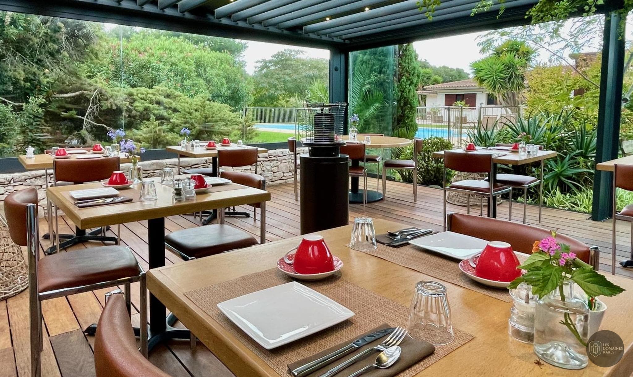 Vue extérieure de l'hôtel Le Poisson Rouge à Frontignan en Occitanie
