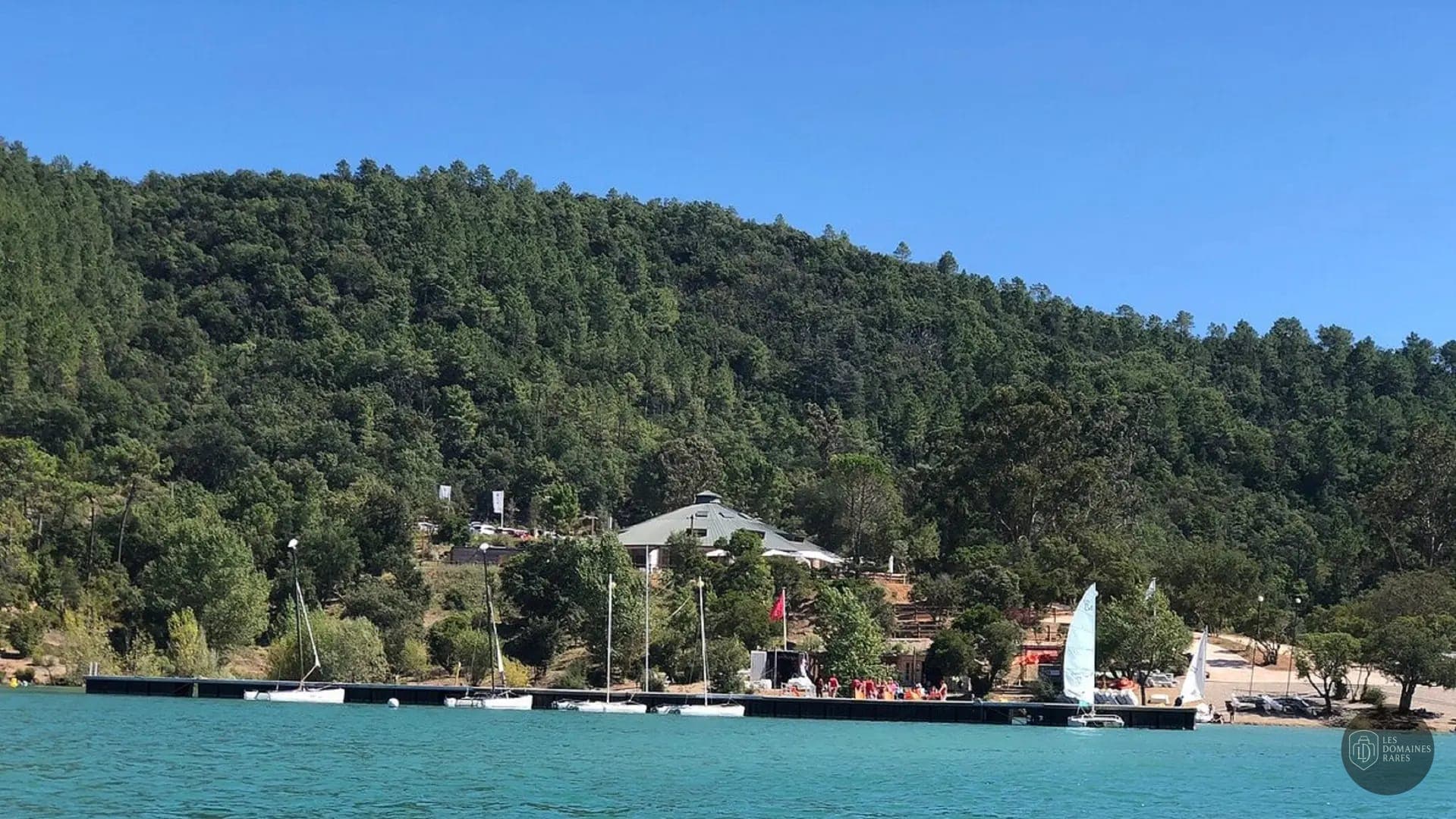 Vue extérieure du lieu Le Ponton à Paris en Île-de-France