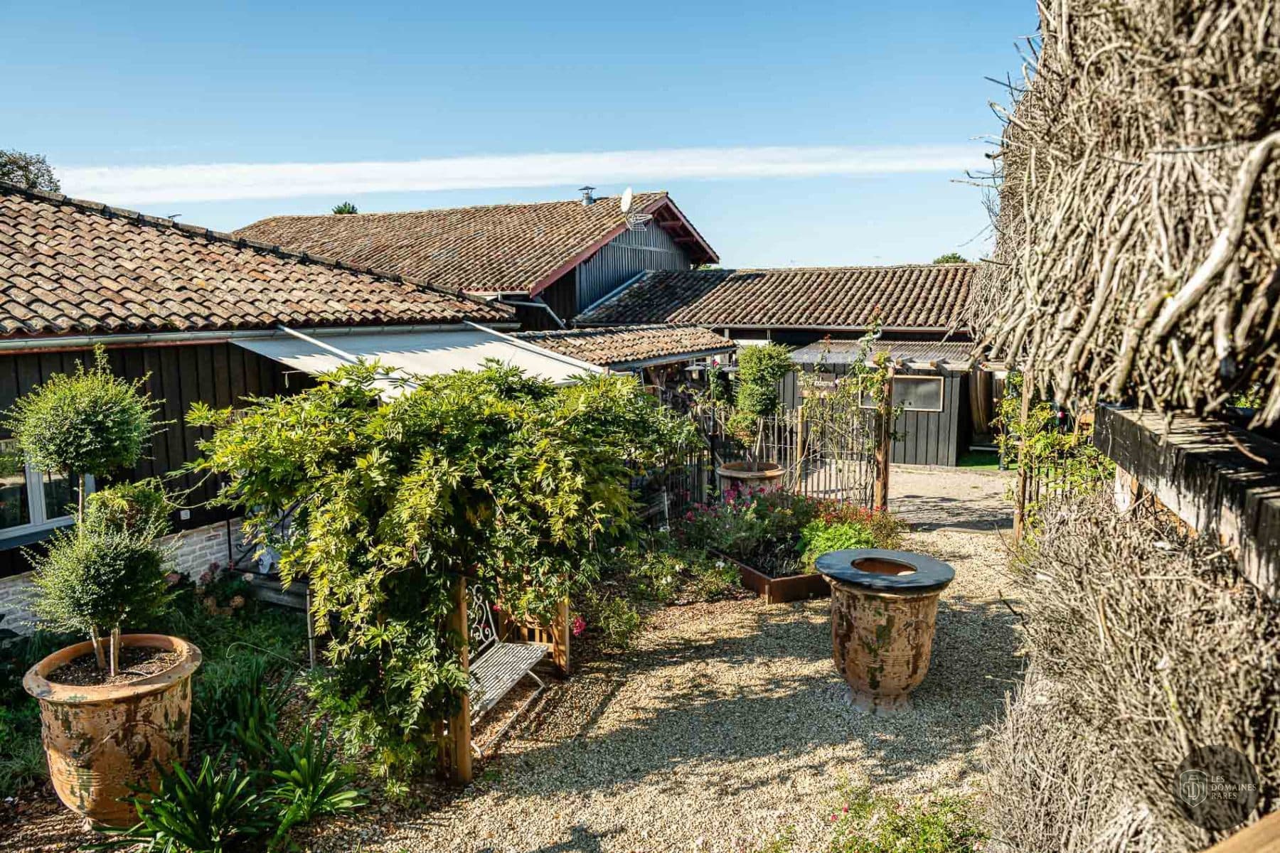 Vue extérieure de l'hôtel Le Résinier à Le en Nouvelle-Aquitaine