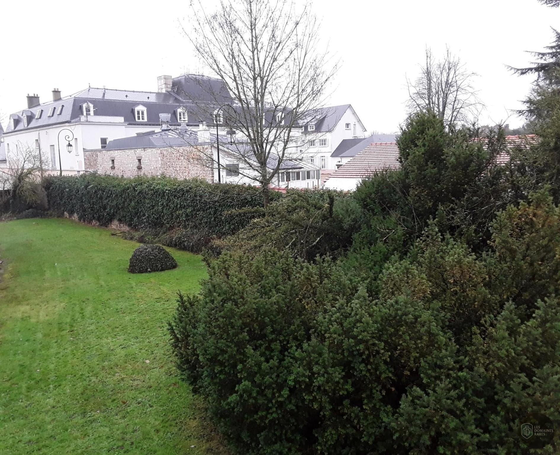 Vue extérieure du relais Le Relais de Voisins en Île-de-France