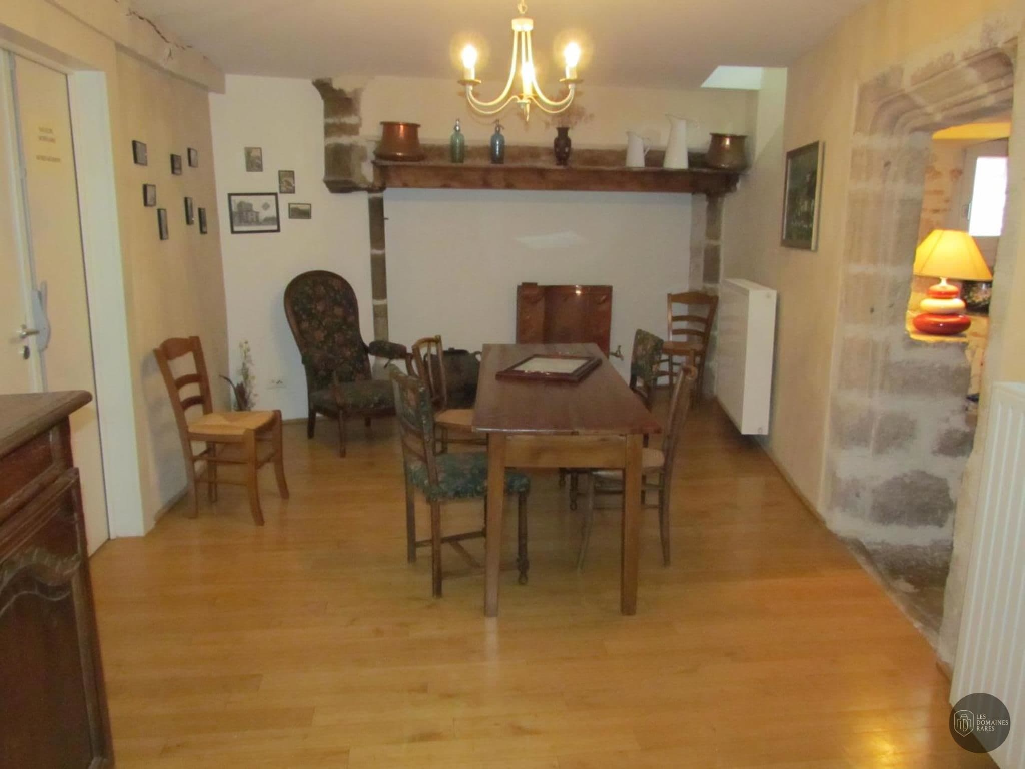 Espace intérieur de l'hôtel Le Relais de la Tour en Occitanie