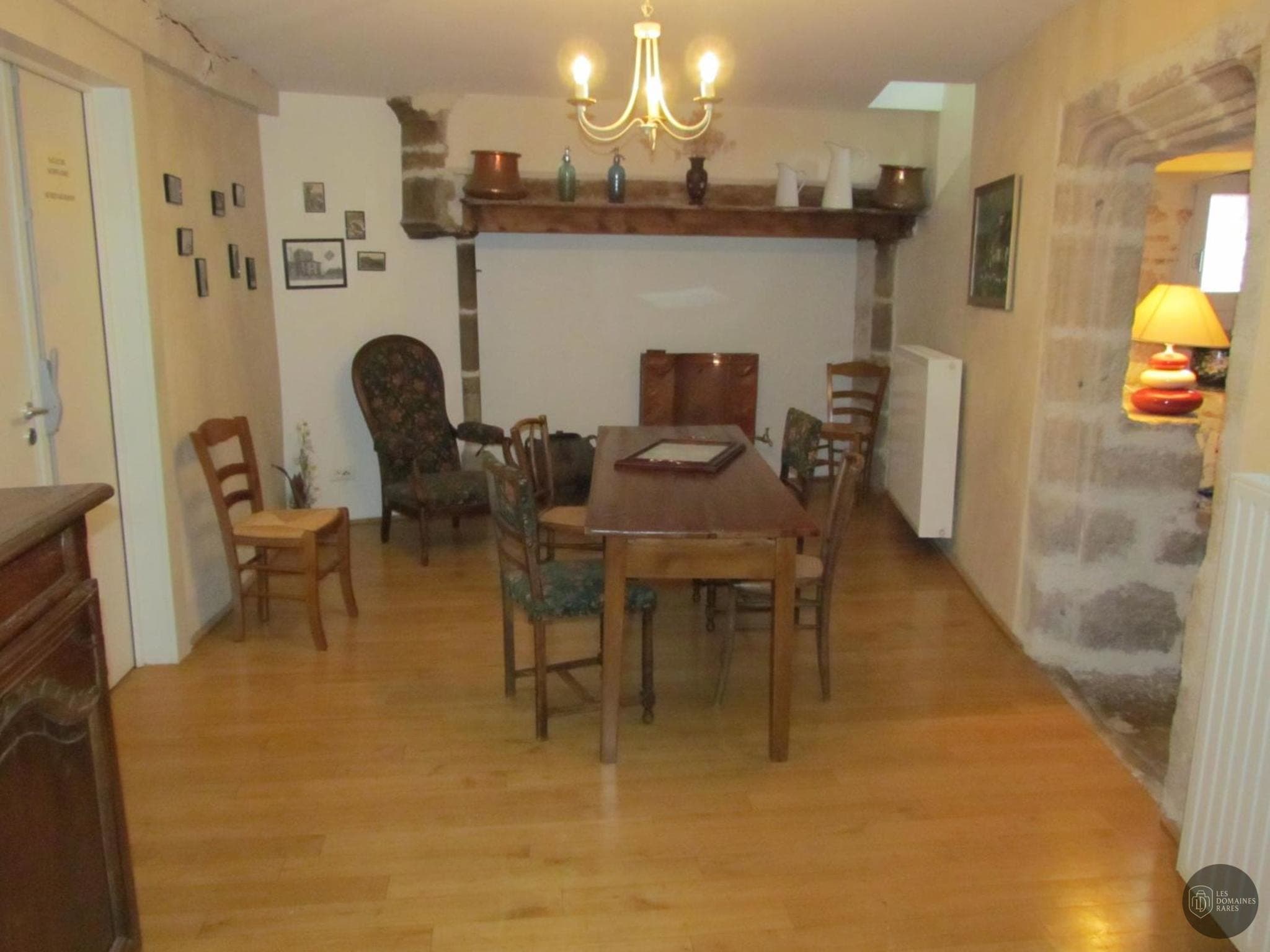 Espace intérieur de l'hôtel Le Relais de la Tour en Occitanie