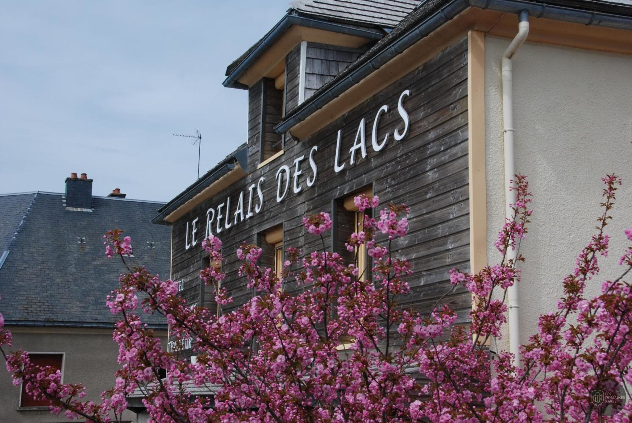 Vue extérieure du relais Le Relais des Lacs en Bourgogne-Franche-Comté