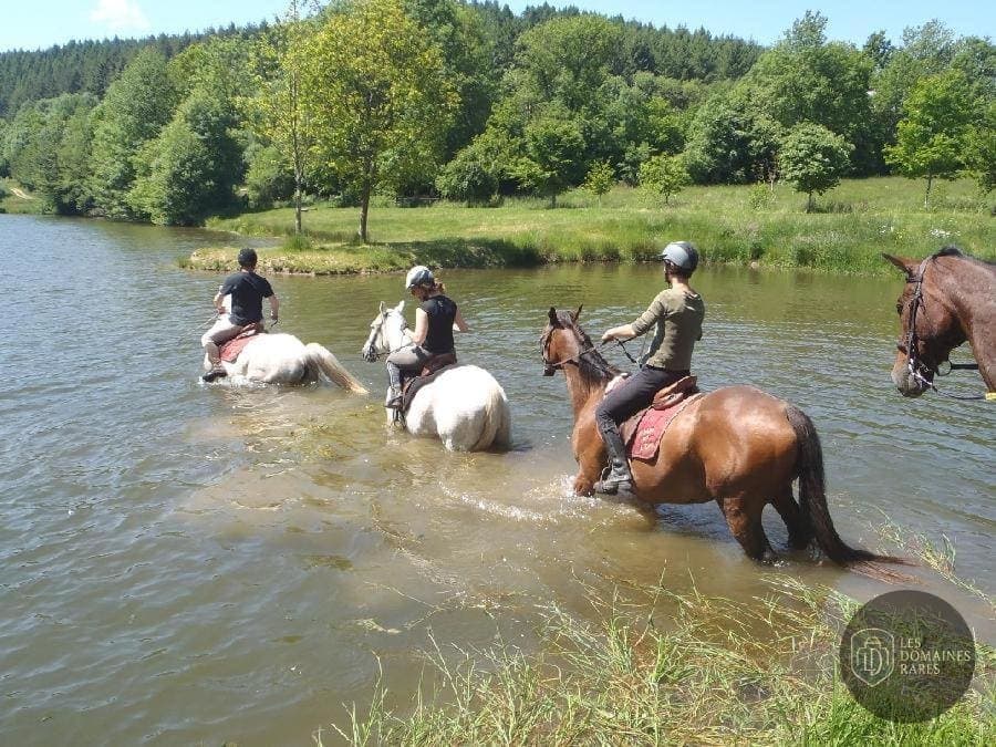 Vue extérieure du relais Le Relais des Lacs en Bourgogne-Franche-Comté