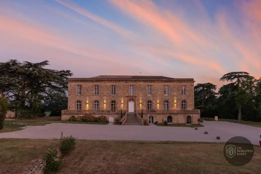 Vue extérieure du lieu Le Relais du Farrou en Occitanie