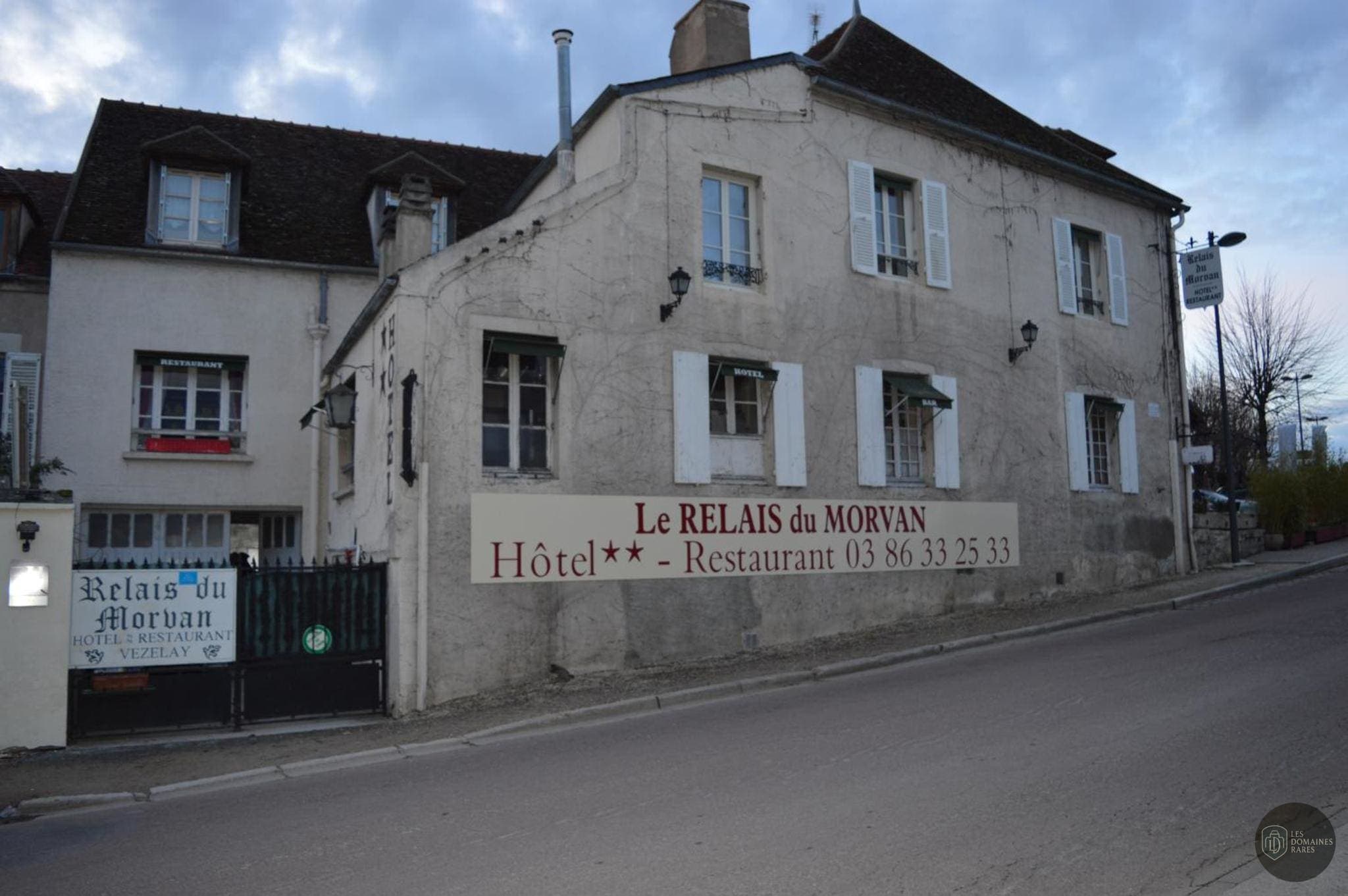 Vue extérieure du relais Le Relais du Morvan à Vézelay en Bourgogne-Franche-Comté
