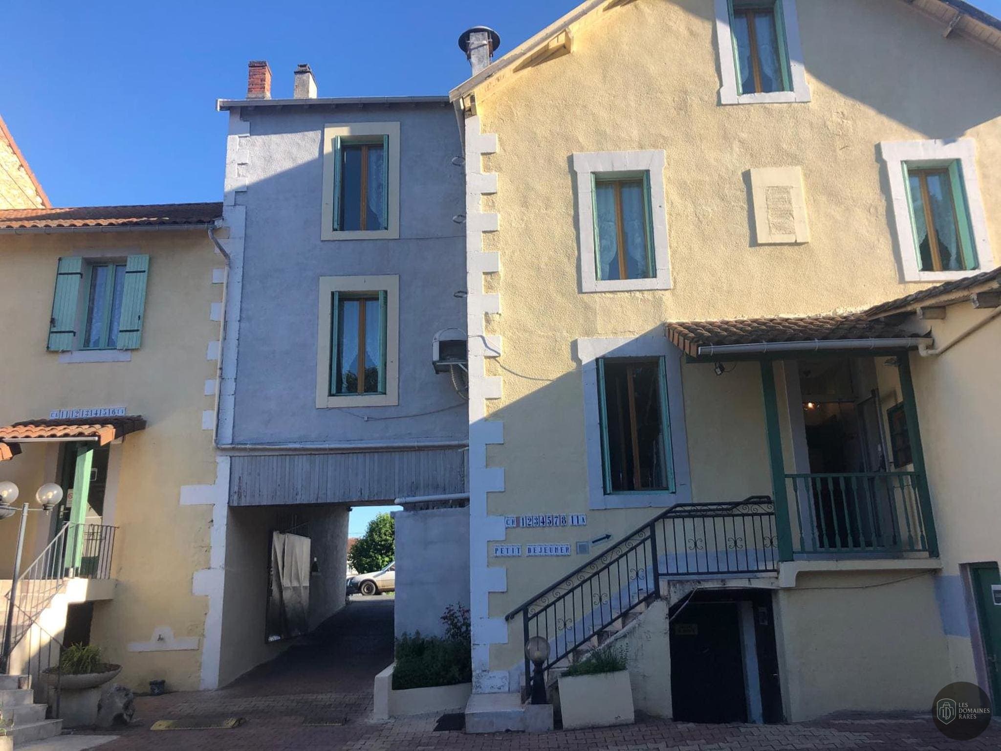 Vue extérieure de l'hôtel Le Relax en Pays de la Loire