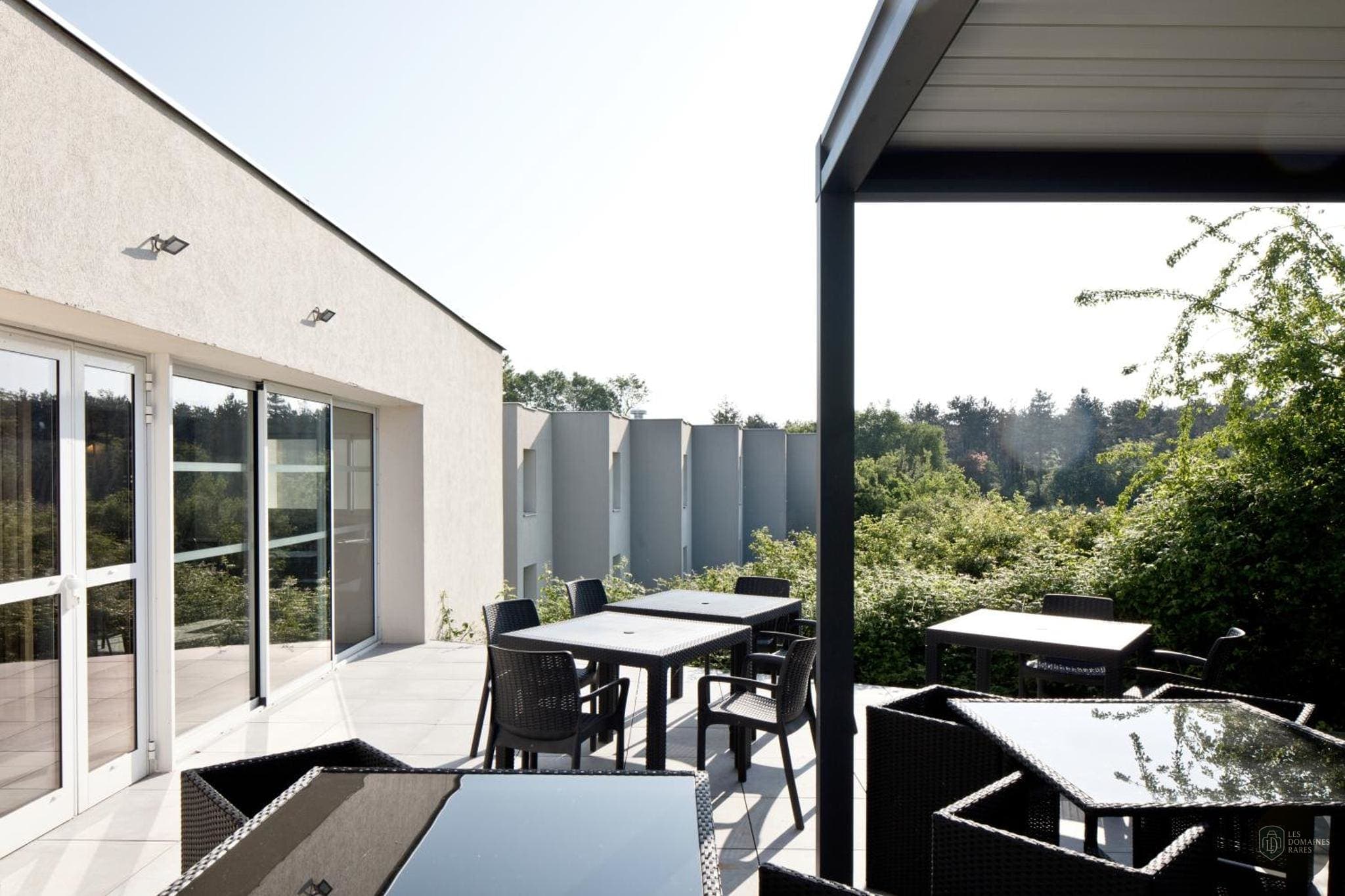 Vue extérieure de l'hôtel Le Riccoty à Blyes en Auvergne-Rhône-Alpes